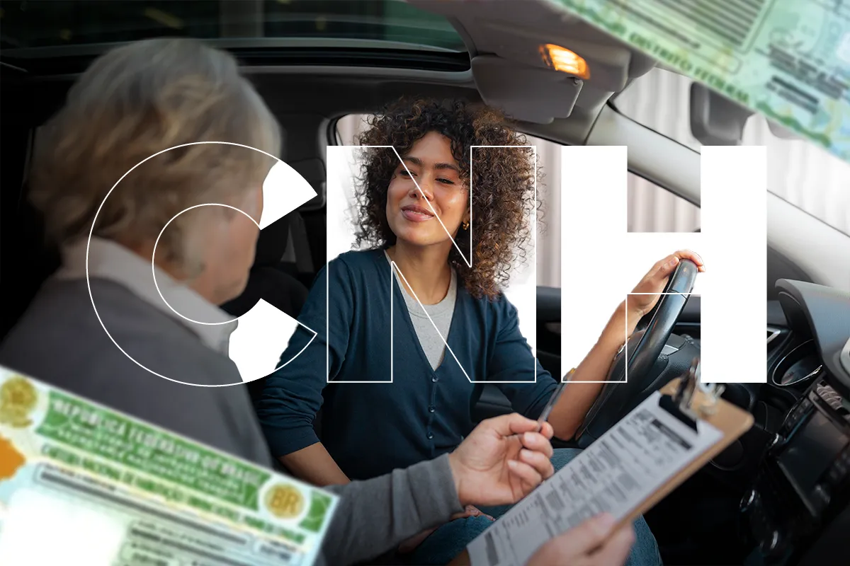 Mulher mostrando carteira nacional de habilitação digital exibida no celular dentro do carro