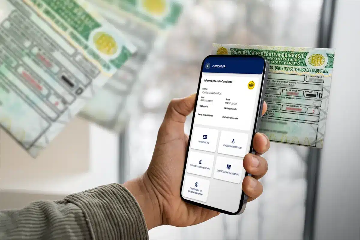 CNH () () Pessoa segurando celular com aplicativo de CNH digital e carteira de motorista física ao fundo