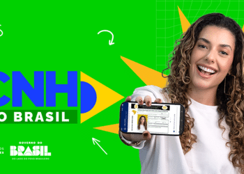 Mulher sorridente mostrando CNH digital em celular com fundo verde e logo do governo brasileiro