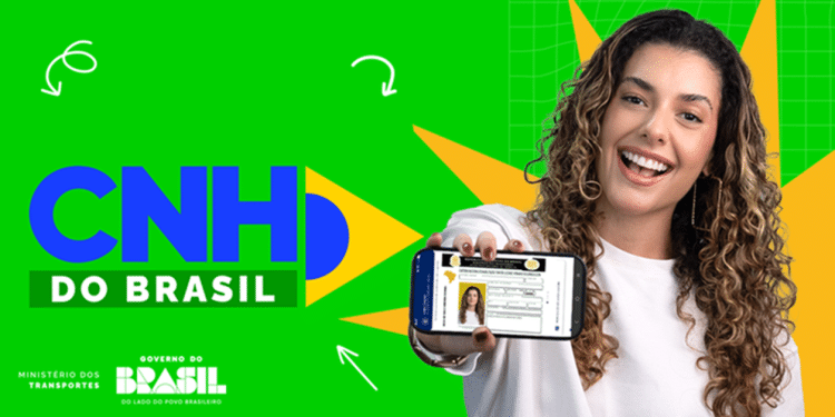 Mulher sorridente mostrando CNH digital em celular com fundo verde e logo do governo brasileiro