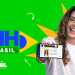Mulher sorridente mostrando CNH digital em celular com fundo verde e logo do governo brasileiro