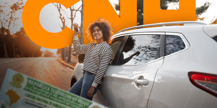 Mulher sorrindo ao segurar a chave do carro ao lado de um veículo, representando mudanças no processo da CNH no Brasil.