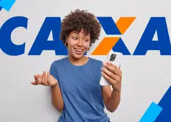 Jovem sorridente usando smartphone com o logo da Caixa ao fundo