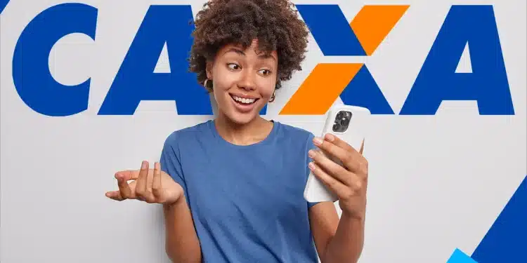 Jovem sorridente usando smartphone com o logo da Caixa ao fundo