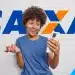 Jovem sorridente usando smartphone com o logo da Caixa ao fundo