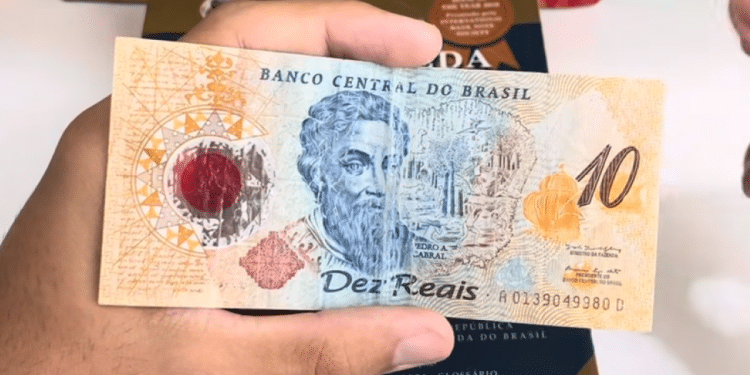 Cédula brasileira de 10 Reais de polímero (plástico) com a efígie de Pedro Álvares Cabral e a estampa "D". A cédula pode conter o raro erro de impressão procurado por colecionadores.