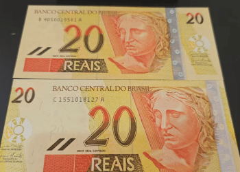 Duas notas de vinte reais (R$ 20) lado a lado, evidenciando as diferentes numerações de série (B e C) e a possibilidade de erros de impressão, como o deslocamento da faixa holográfica, que as tornam itens raros para colecionadores.