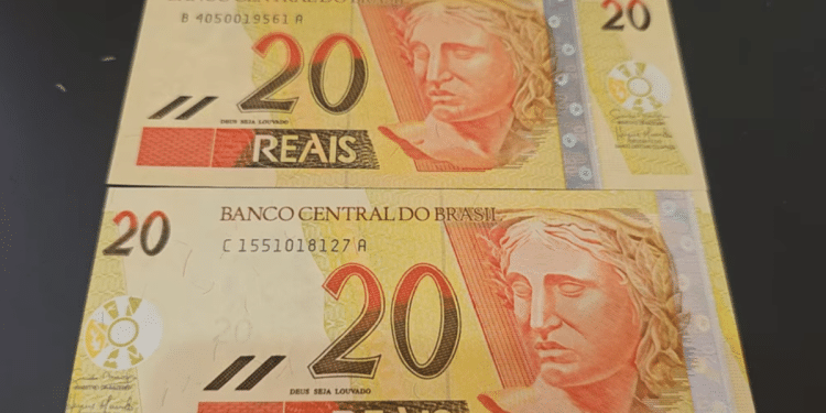 Duas notas de vinte reais (R$ 20) lado a lado, evidenciando as diferentes numerações de série (B e C) e a possibilidade de erros de impressão, como o deslocamento da faixa holográfica, que as tornam itens raros para colecionadores.