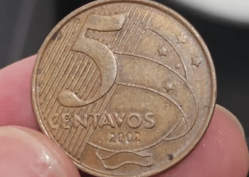 Moeda brasileira de 5 Centavos, ano 2002, em close-up, exemplar conhecido por apresentar o raro erro de cunhagem da data duplicada.