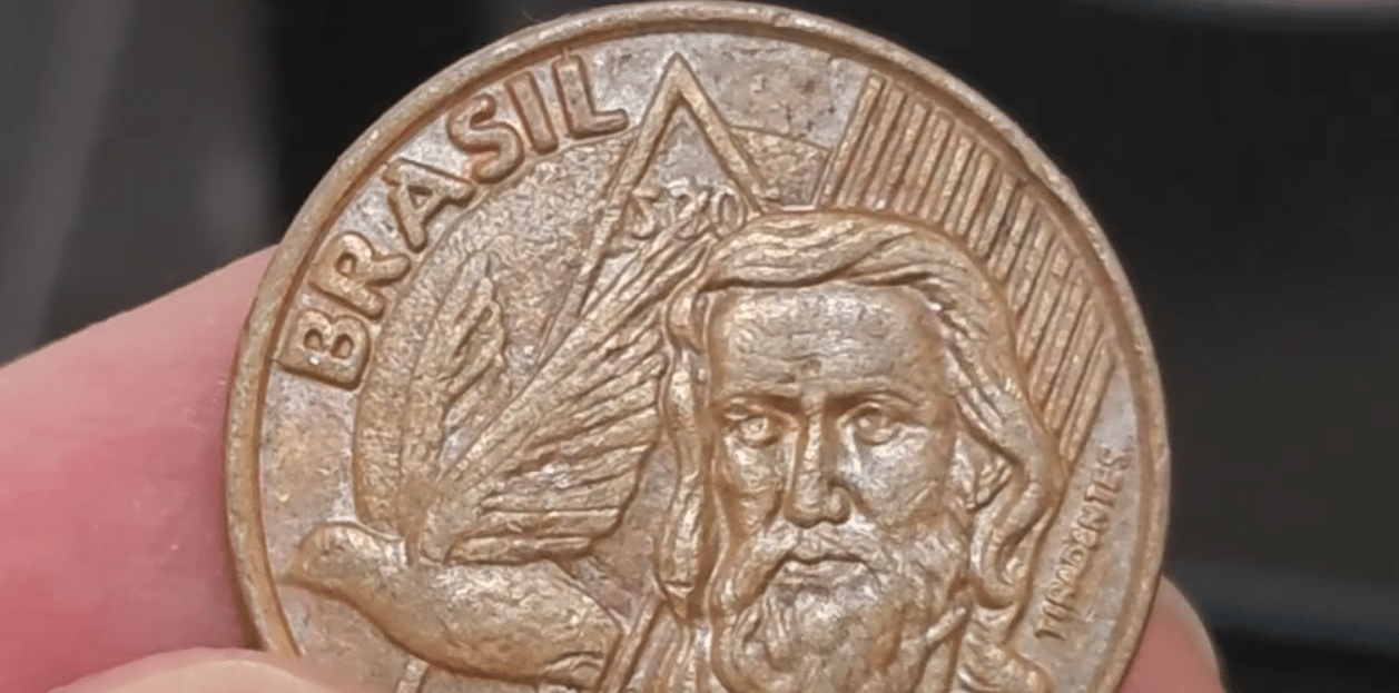 Detalhe da moeda de 5 Centavos, ano 2002, para auxiliar na identificação do defeito de cunhagem por duplicação da data, que a torna rara.