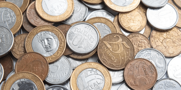 Diversas moedas brasileiras de 1 real, 5 centavos e 10 centavos, representando as moedas raras e comemorativas mais valiosas do Brasil.