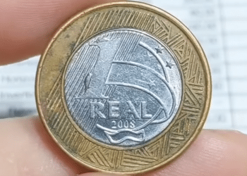 Close-up do anverso de uma moeda de prata de 2000 Réis de 1889 com a efígie de Dom Pedro II, destacando o excelente estado de conservação.