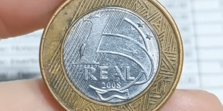 Close-up do anverso de uma moeda de prata de 2000 Réis de 1889 com a efígie de Dom Pedro II, destacando o excelente estado de conservação.