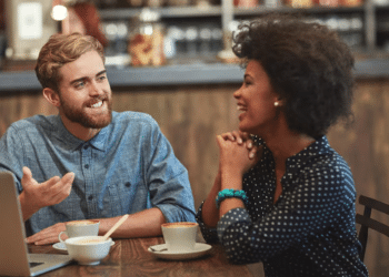 Casal tendo conversa significativa demonstrando conexão emocional e escuta ativa em café.