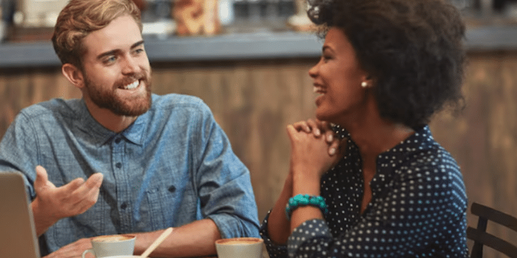 Casal tendo conversa significativa demonstrando conexão emocional e escuta ativa em café.