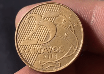 Close-up detalhado do reverso de uma moeda de 25 centavos de bronze, destacando nitidamente o ano de fabricação "2014" na parte inferior.