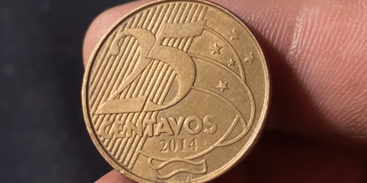 Close-up detalhado do reverso de uma moeda de 25 centavos de bronze, destacando nitidamente o ano de fabricação "2014" na parte inferior.