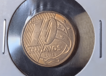 Moeda de 10 centavos do ano 2020 protegida em um suporte de acrílico para colecionadores, exibindo o lado do valor e estrelas.