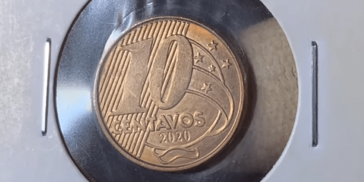 Moeda de 10 centavos do ano 2020 protegida em um suporte de acrílico para colecionadores, exibindo o lado do valor e estrelas.