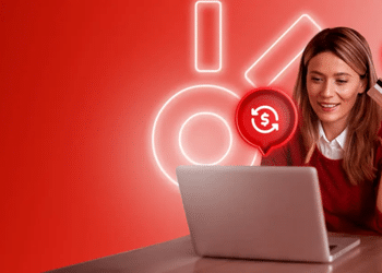 Mulher realizando transações financeiras online.