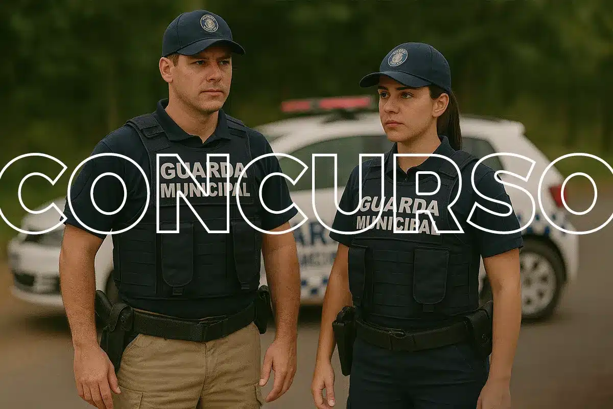 Concurso Guarda Municipal Guarda Municipal de uniforme com viatura ao fundo, destacando o aviso de inscrições para o concurso.