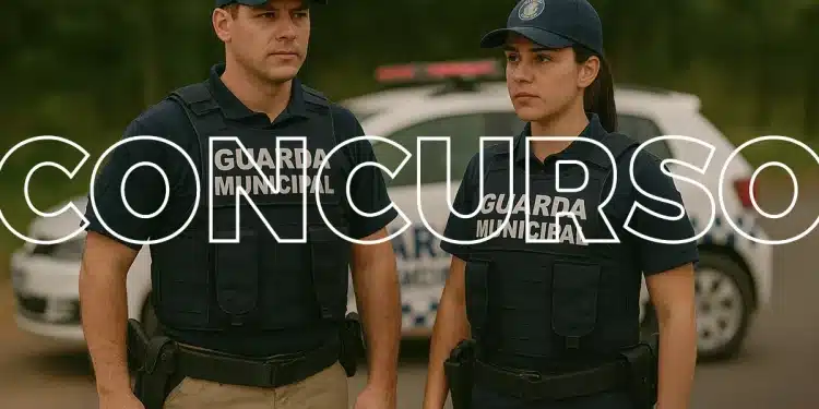 Dois guardas municipais uniformizados, um homem e uma mulher, em frente a uma viatura policial.