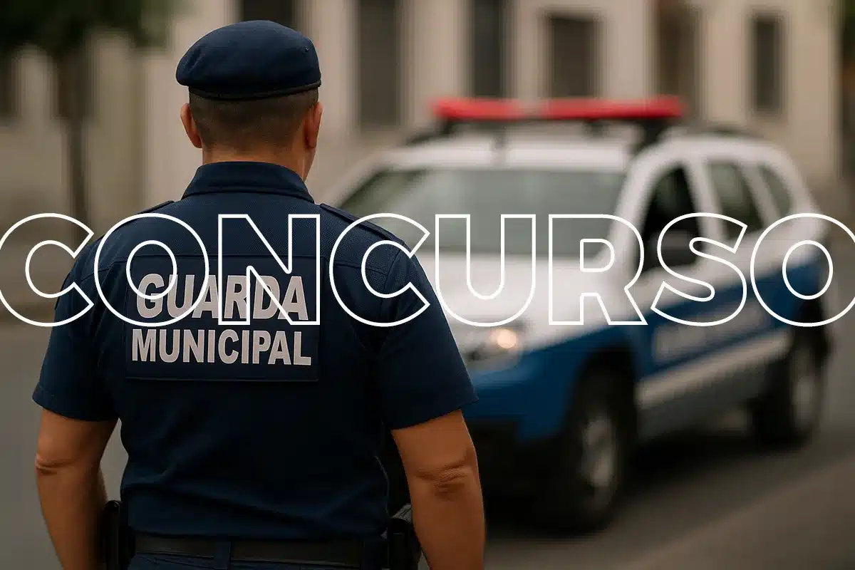 Concurso para Guarda Municipal 2025 Guarda municipal de costas vestindo uniforme azul com viatura policial ao fundo
