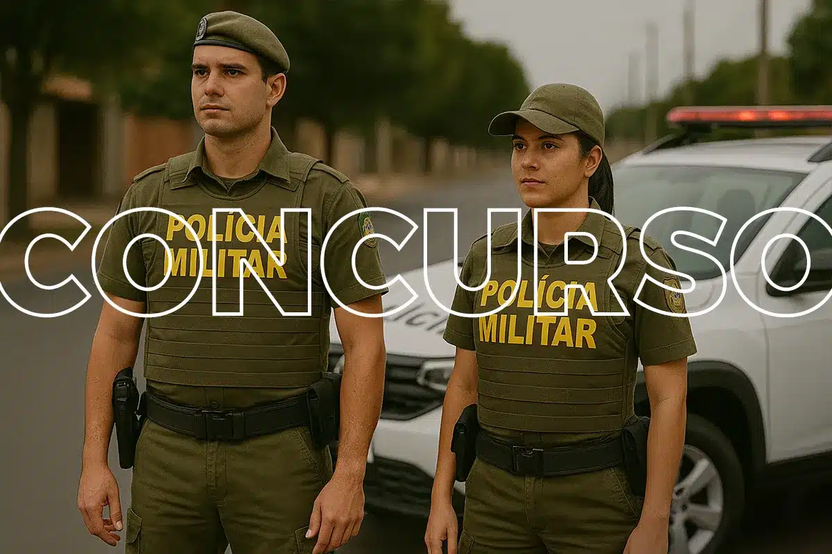 Concurso Polícia Militar 2025 - Inscreva-se Já Dois policiais militares em uniforme verde em uma rua com viatura atrás, destacando o concurso da Polícia Militar