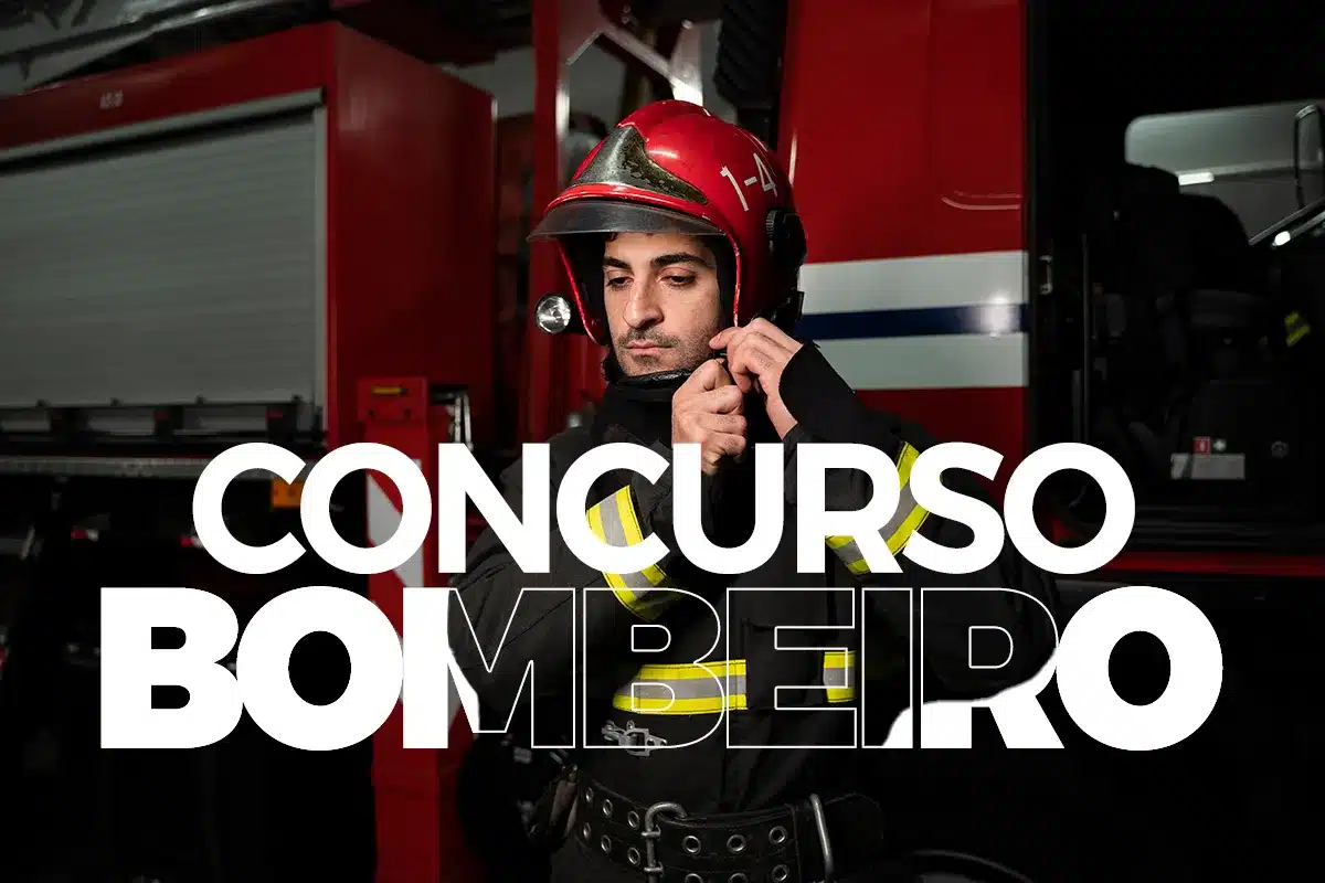 edital concurso bombeiro paraiba vagas oficial Bombeiro militar fardado ajustando seu capacete vermelho de proteção em frente a um caminhão de combate a incêndio, ilustrando as vagas para Oficial na Paraíba.