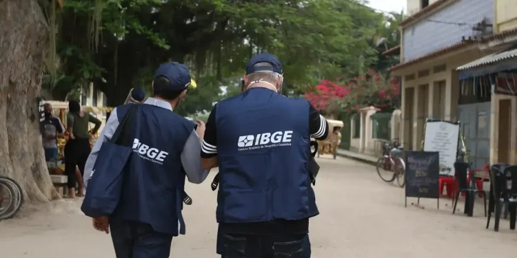 Agentes do IBGE caminhando por rua enquanto realizam atividades de campo durante processo seletivo com inscrições prorrogadas.