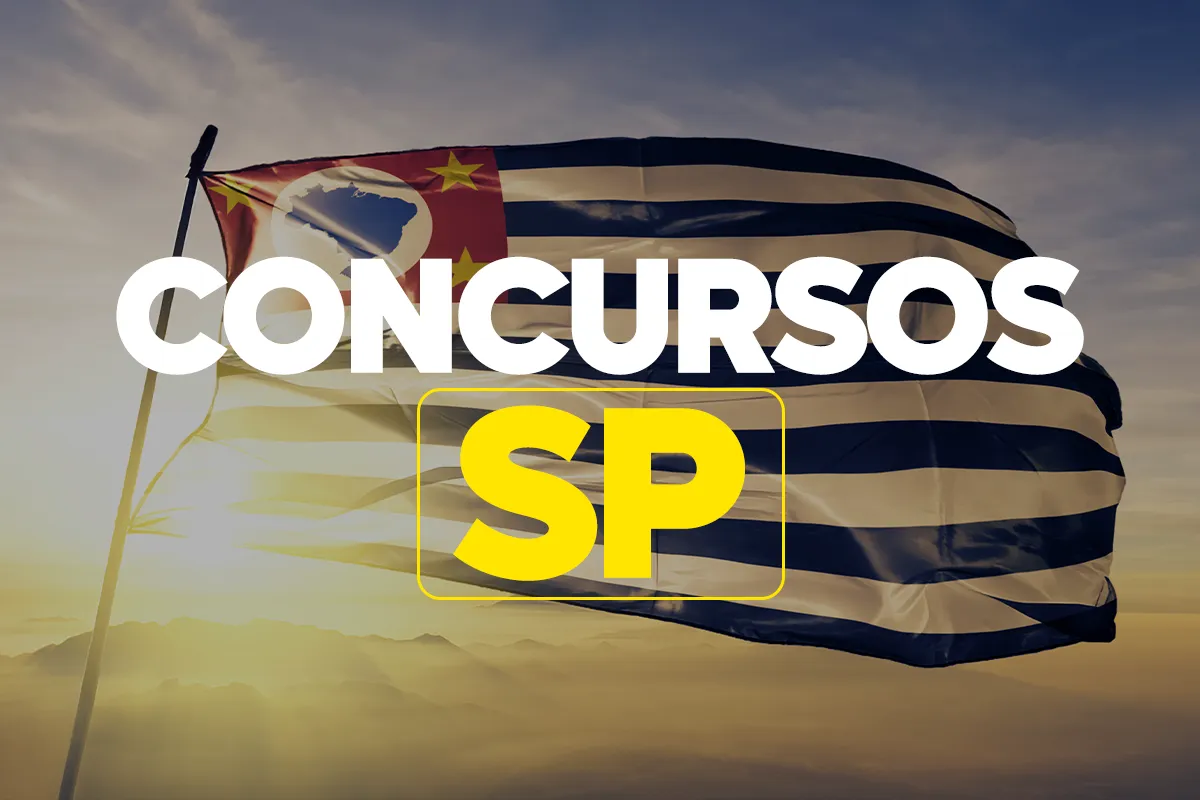 Concursos SP Bandeira de São Paulo com o texto 'Concursos SP' destacando-se sobre o horizonte.