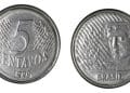 Frente e verso de uma moeda prateada de 5 centavos de 1995 do Real, exibindo o número 5 e a efígie da República sobre fundo branco.