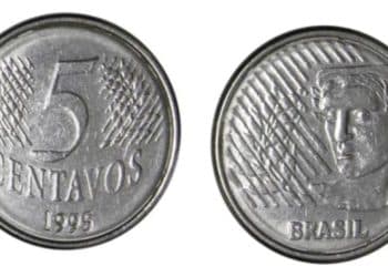 Frente e verso de uma moeda prateada de 5 centavos de 1995 do Real, exibindo o número 5 e a efígie da República sobre fundo branco.