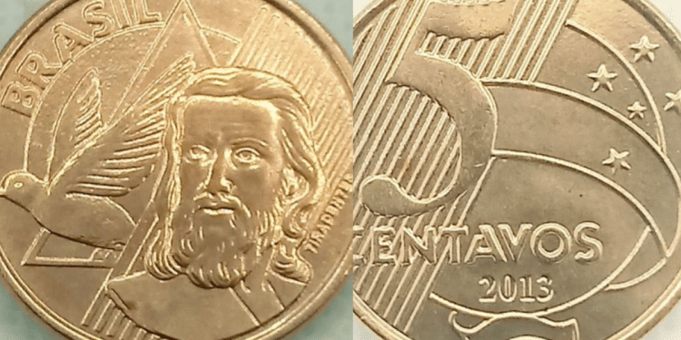 Montagem mostrando o anverso e o reverso de uma moeda de 5 centavos de 2013, destacando o busto de Tiradentes e um erro de cunho quebrado que atravessa a imagem.