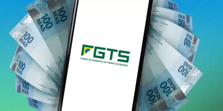 Smartphone exibindo o FGTS com notas de cem reais, representando a liberação do saque-aniversário hoje.