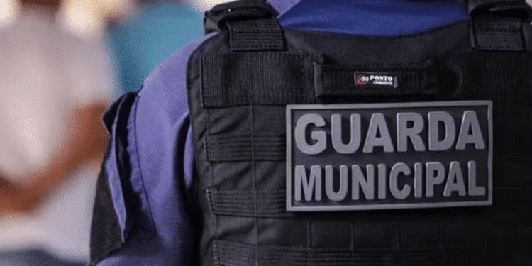 Colete de guarda municipal com identificação oficial em operação.