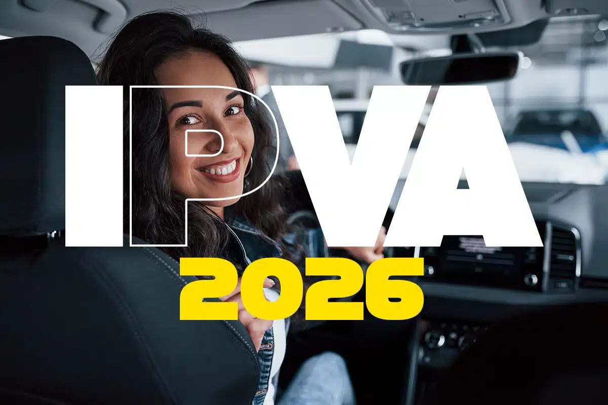 IPVA 2026: antecipação garante desconto na Bahia. Mulher sorridente sentada no carro, olhando para a câmera, com o destaque “IPVA 2026” sobreposto, simbolizando o pagamento antecipado do imposto com desconto.