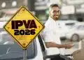 Homem sorridente encostado em carro com placa de aviso “IPVA 2026”, ilustrando pagamento antecipado do imposto com desconto.