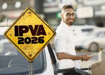 Homem sorridente encostado em carro com placa de aviso “IPVA 2026”, ilustrando pagamento antecipado do imposto com desconto.