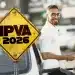 Homem sorridente encostado em carro com placa de aviso “IPVA 2026”, ilustrando pagamento antecipado do imposto com desconto.