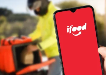 Tela do aplicativo iFood exibida em smartphone enquanto entregador realiza entrega, ilustrando bônus promocional para usuários.