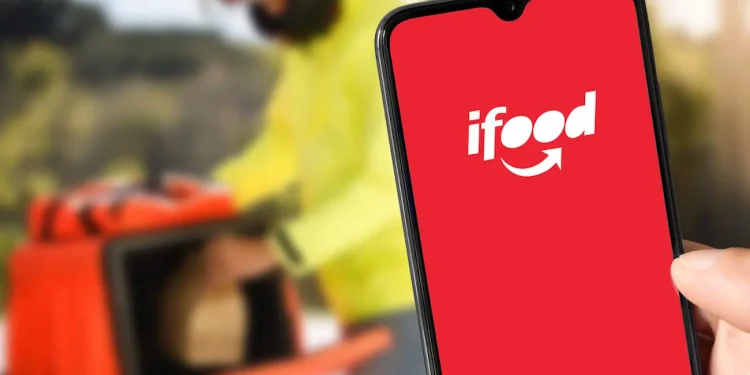 Tela do aplicativo iFood exibida em smartphone enquanto entregador realiza entrega, ilustrando bônus promocional para usuários.