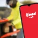 Tela do aplicativo iFood exibida em smartphone enquanto entregador realiza entrega, ilustrando bônus promocional para usuários.