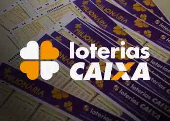 Logotipo das Loterias Caixa em destaque sobre vários volantes de apostas da loteria +Milionária e Mega-Sena.