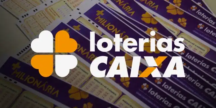 Logotipo das Loterias Caixa em destaque sobre vários volantes de apostas da loteria +Milionária e Mega-Sena.
