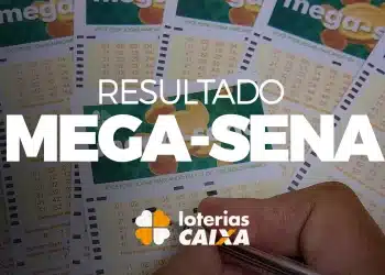 Mãos preenchendo volantes da Mega-Sena com texto resultado mega-sena e logo da Caixa Loterias