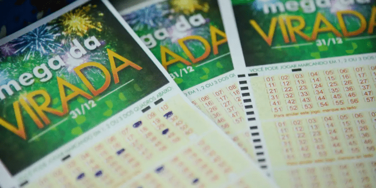 Cartões de aposta da Mega da Virada com números marcados para o sorteio de 31 de dezembro.