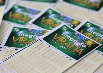 Bilhetes de loteria da Mega da Virada 2025, com destaque para o número de apostas e datas.