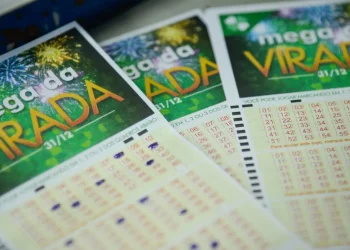 Volantes da Mega da Virada destacando o prêmio de R$ 1 bilhão e as regras para resgate.