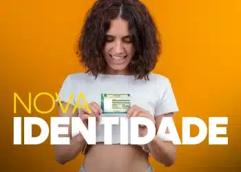 Mulher segurando a Carteira de Identidade Nacional em campanha sobre emissão gratuita no fim do ano.
